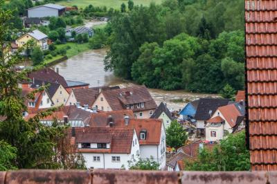 Braunsbach: Evakuierte werden in der ARENA Hohenlohe untergebracht - Aufraeumarbeiten sind bereits im Gange